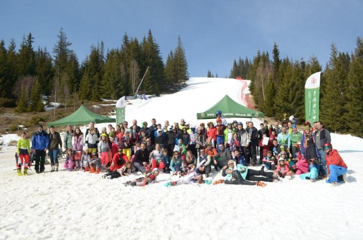 Vidám csoportkép a családi síverseny végén