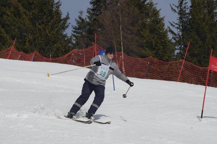 Idén is a 81 éves László András volt a családi síverseny korelnöke